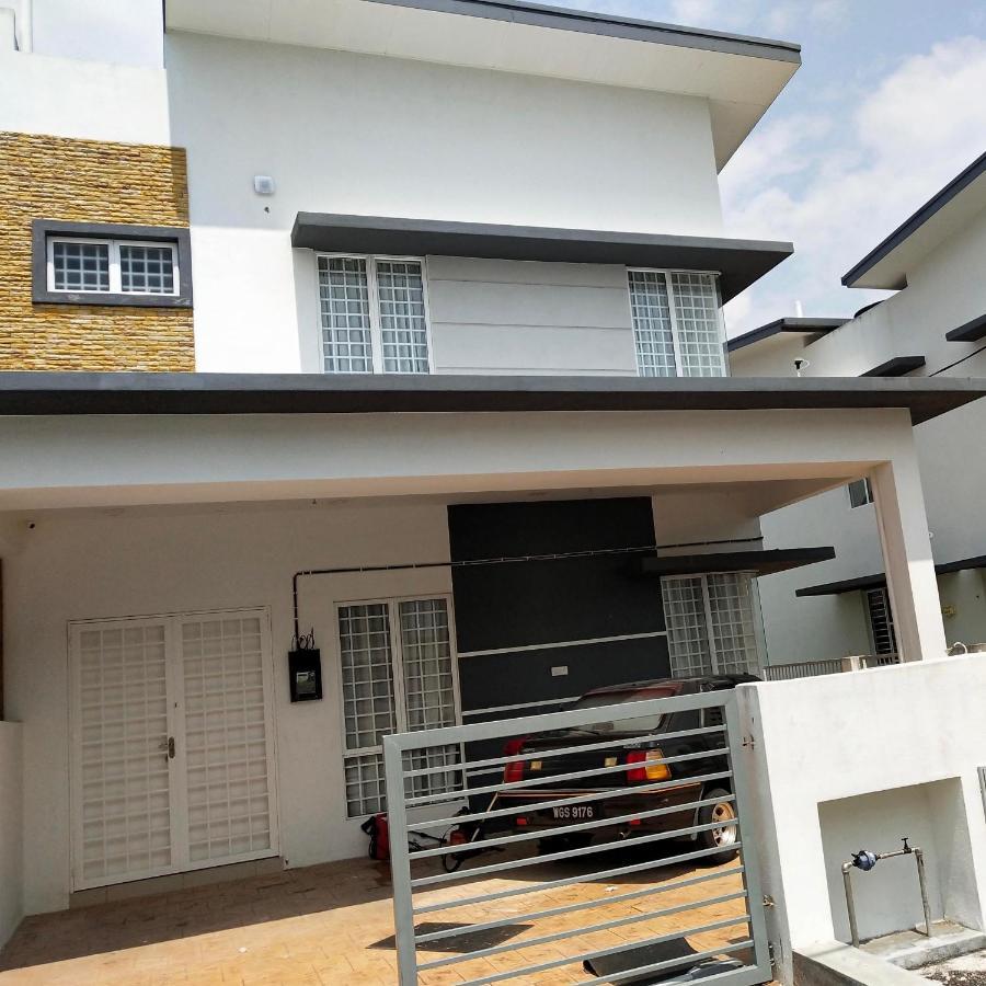 Sea Lion Kuala Selangor Semi-Detached Homestay Exterior photo